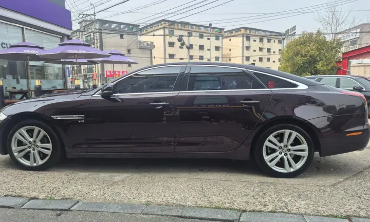 Jaguar XJ