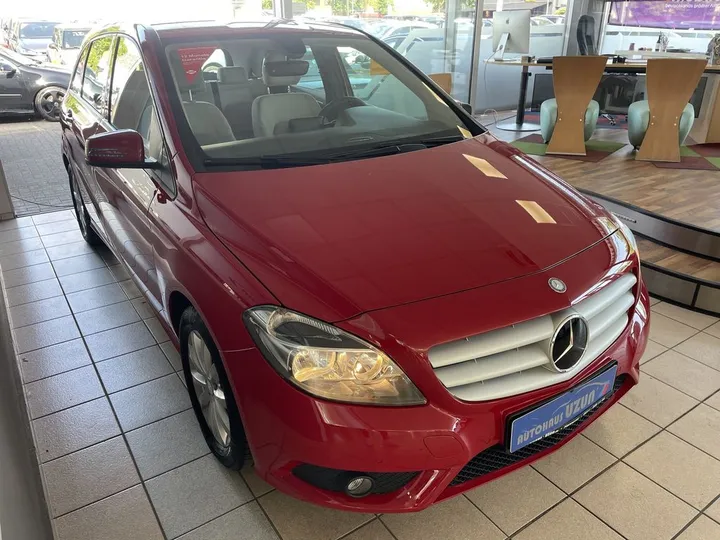 Mercedes-Benz B 180