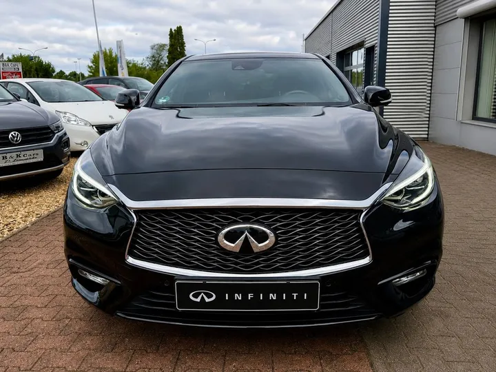 Infiniti Q30