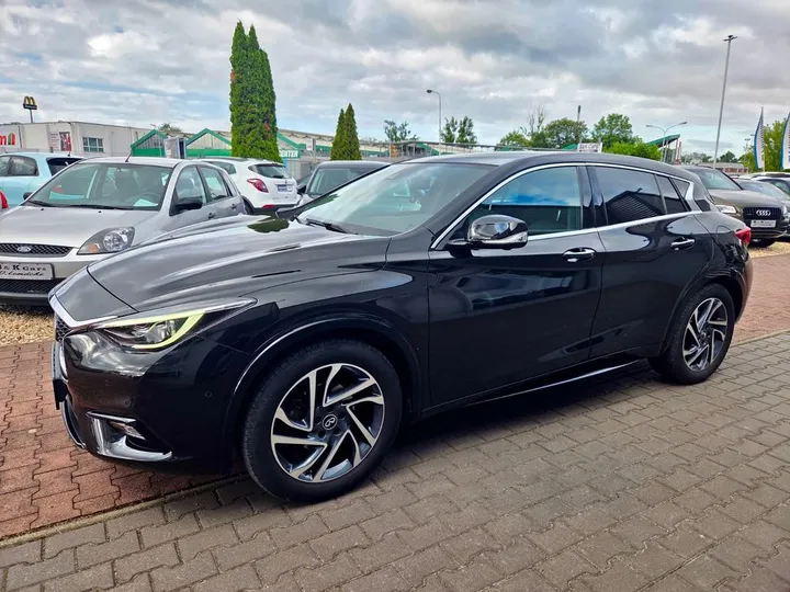 Infiniti Q30
