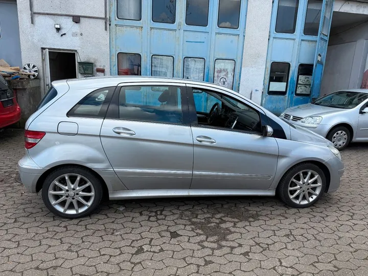 Mercedes-Benz B 200