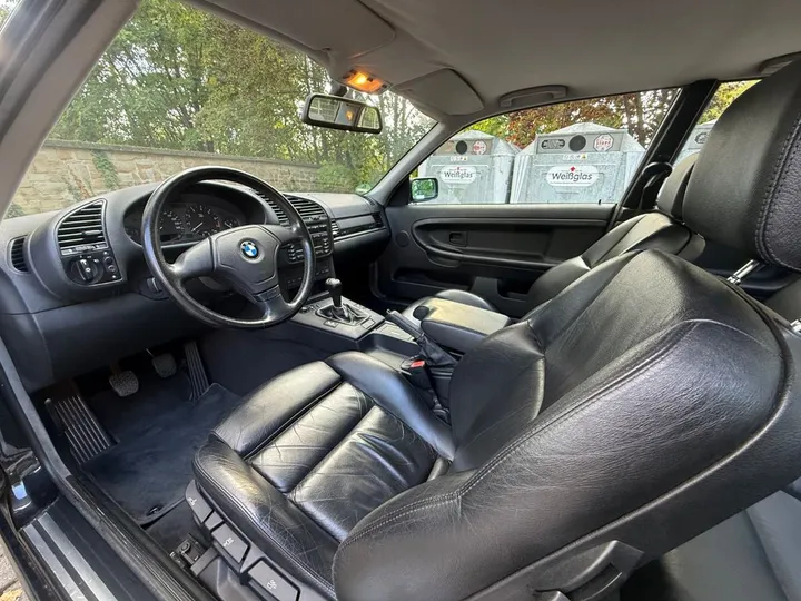 BMW 323