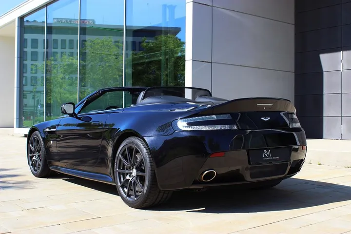 Aston Martin V12 Vantage
