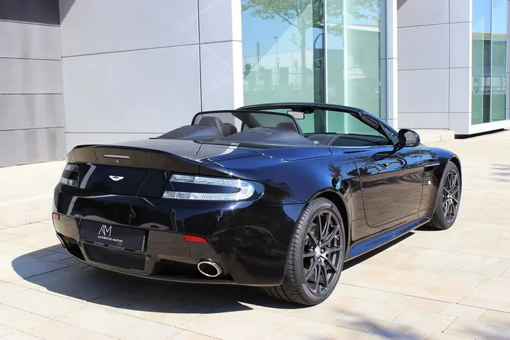 Aston Martin V12 Vantage