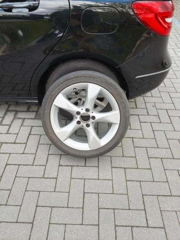Mercedes-Benz B 180