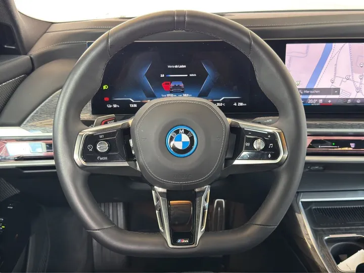 BMW i7