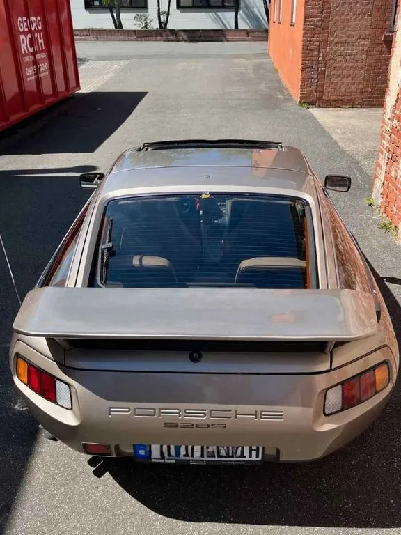 Porsche 928