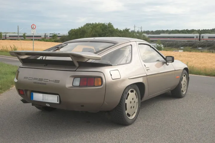 Porsche 928