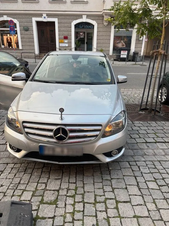 Mercedes-Benz B 180