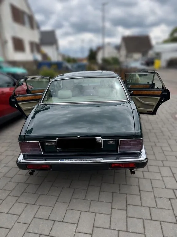 Jaguar XJ40