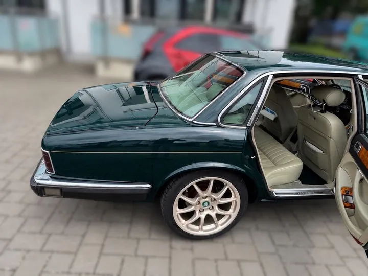 Jaguar XJ40