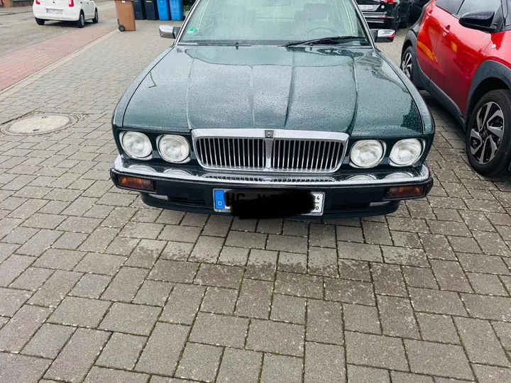 Jaguar XJ40