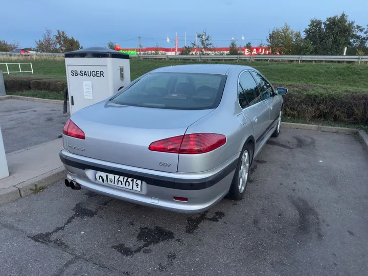 Peugeot 607