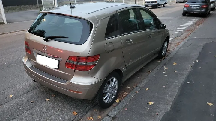 Mercedes-Benz B 200