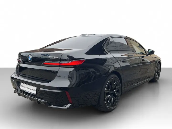BMW i7