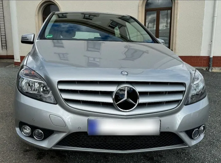 Mercedes-Benz B 180