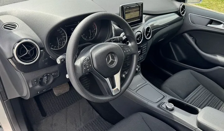 Mercedes-Benz B 180