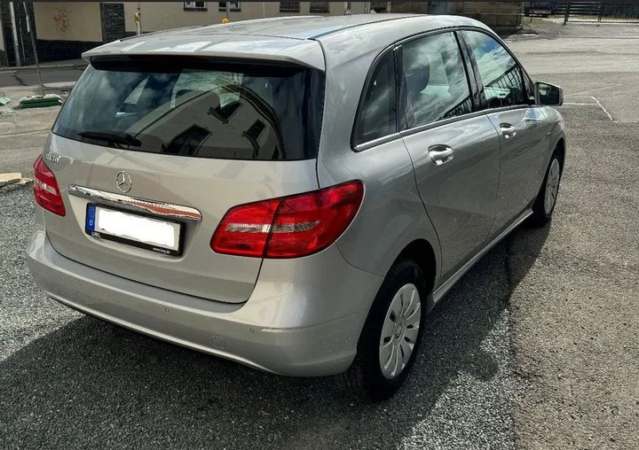 Mercedes-Benz B 180