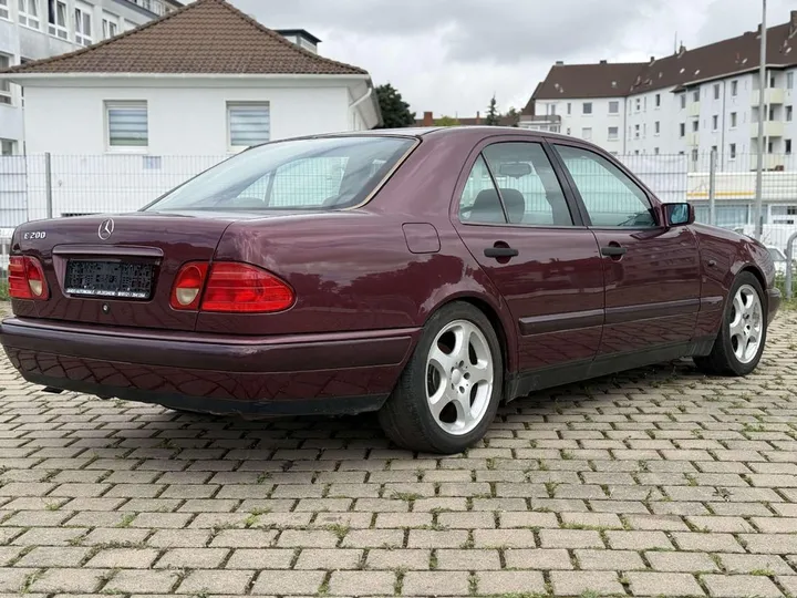 Mercedes-Benz E 200