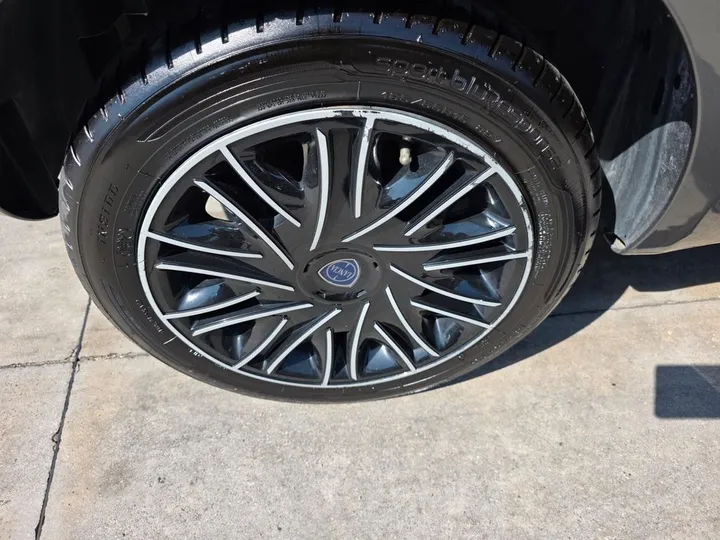 Lancia Ypsilon