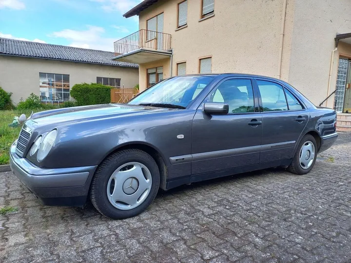 Mercedes-Benz E 230