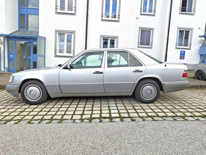 Mercedes-Benz 220