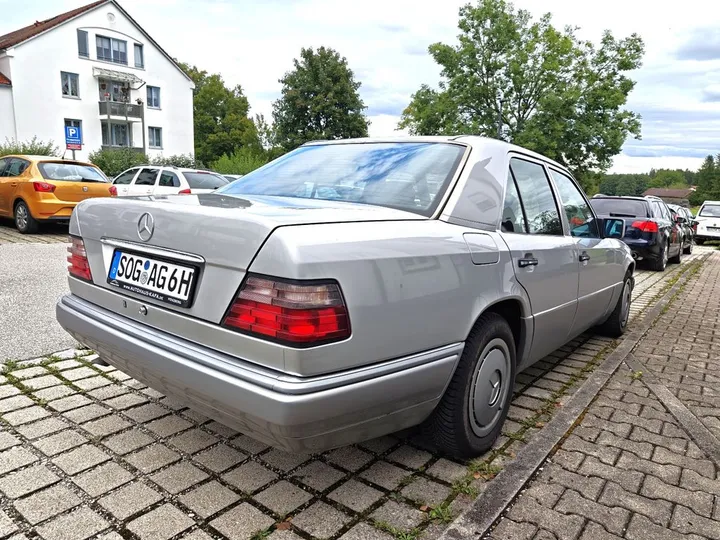 Mercedes-Benz 220