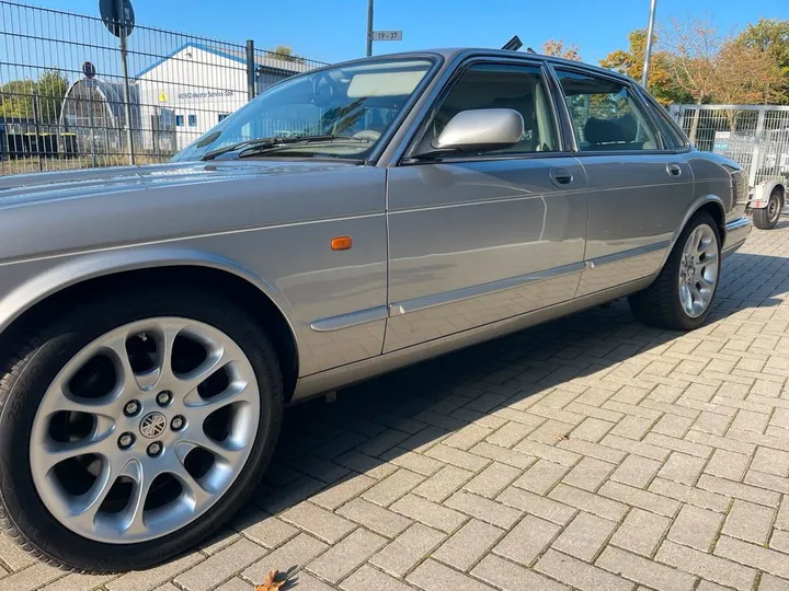 Jaguar XJ8
