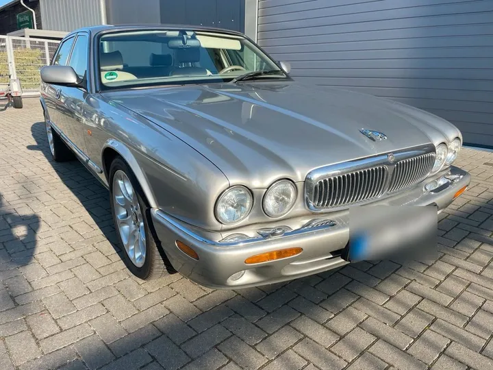 Jaguar XJ8