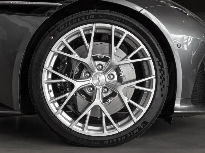 Aston Martin DB12