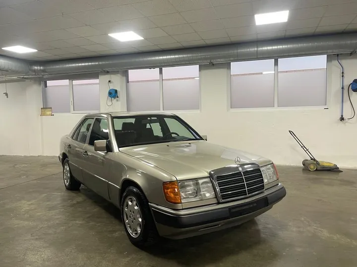 Mercedes-Benz 230