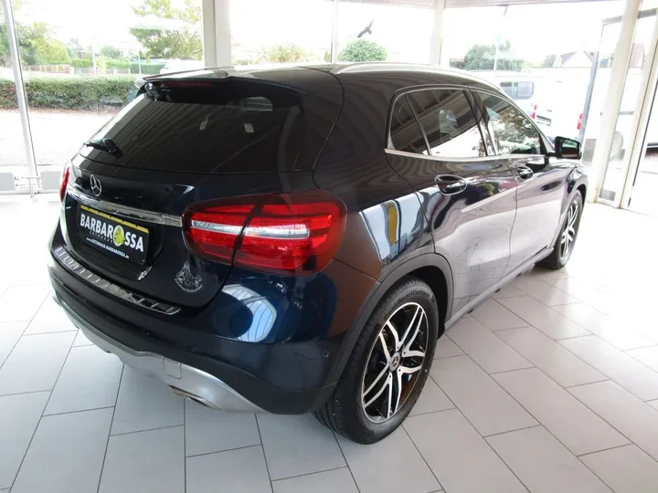 Mercedes-Benz GLA 200