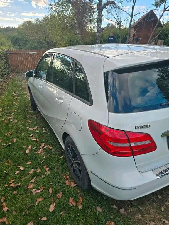 Mercedes-Benz B 180