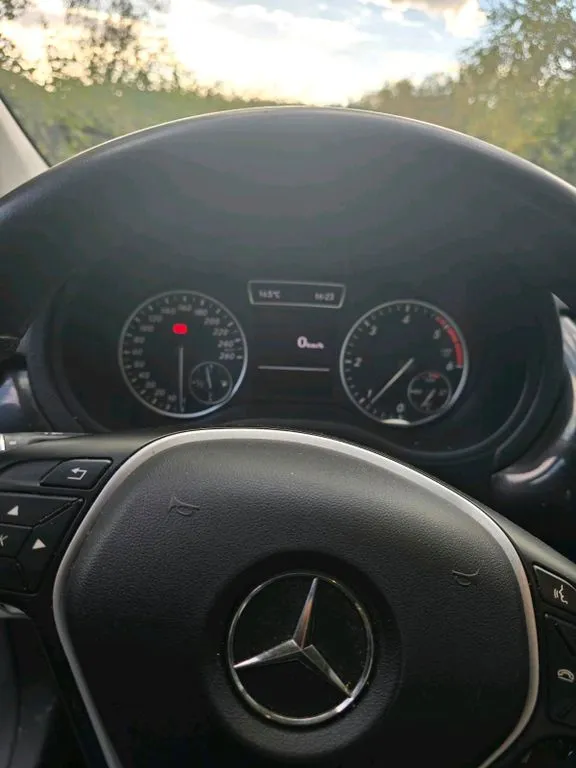 Mercedes-Benz B 180