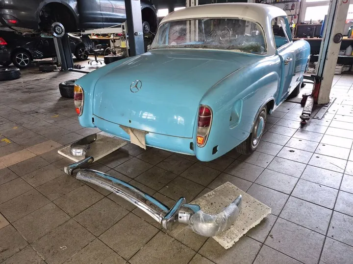 Mercedes-Benz 220