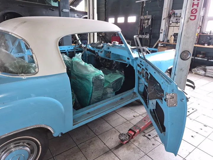 Mercedes-Benz 220