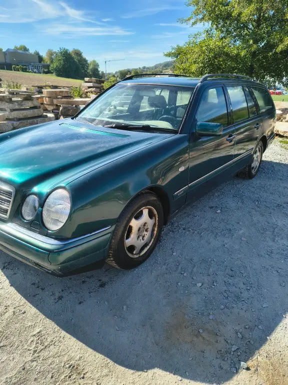 Mercedes-Benz E 230