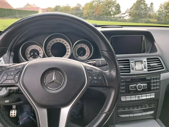Mercedes-Benz E 220
