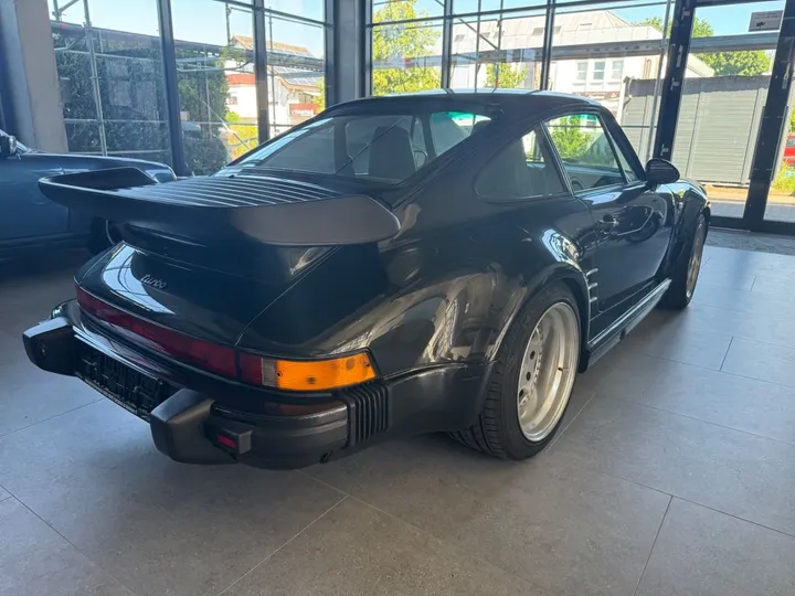 Porsche 930