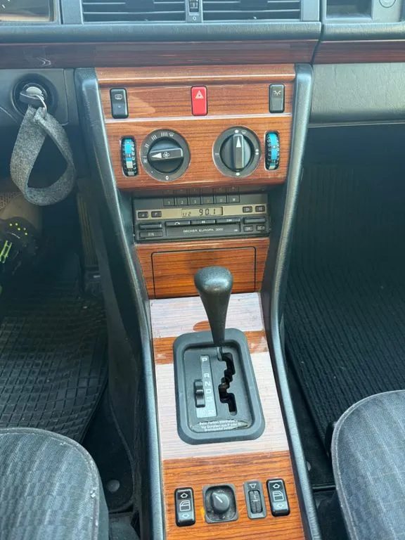 Mercedes-Benz 220