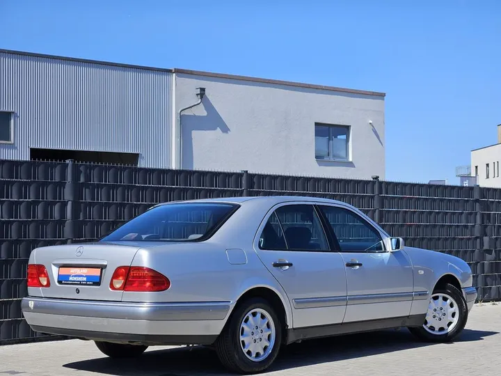 Mercedes-Benz E 200