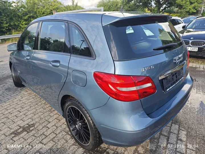 Mercedes-Benz B 180