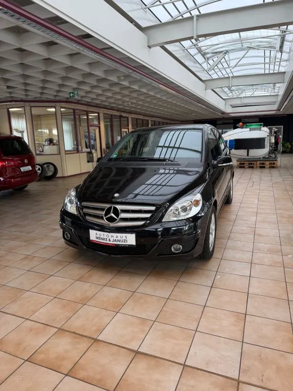 Mercedes-Benz B 180