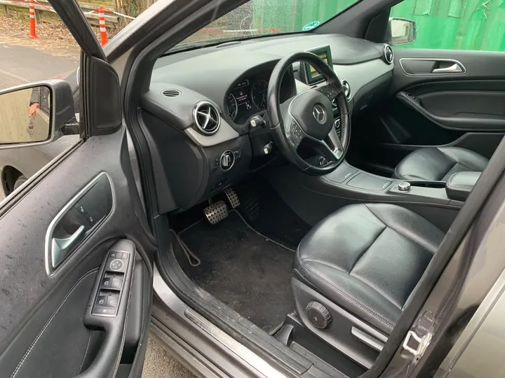Mercedes-Benz B 180