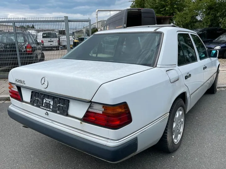 Mercedes-Benz E 220