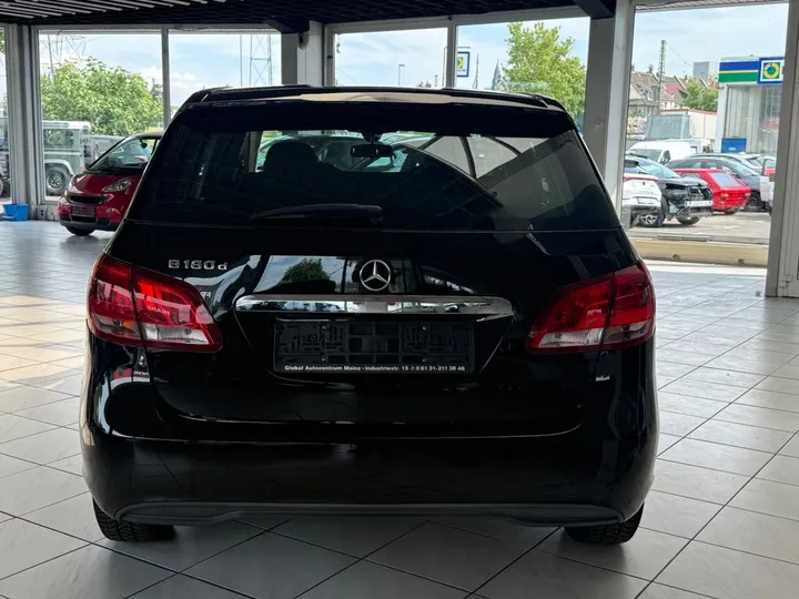Mercedes-Benz B 180