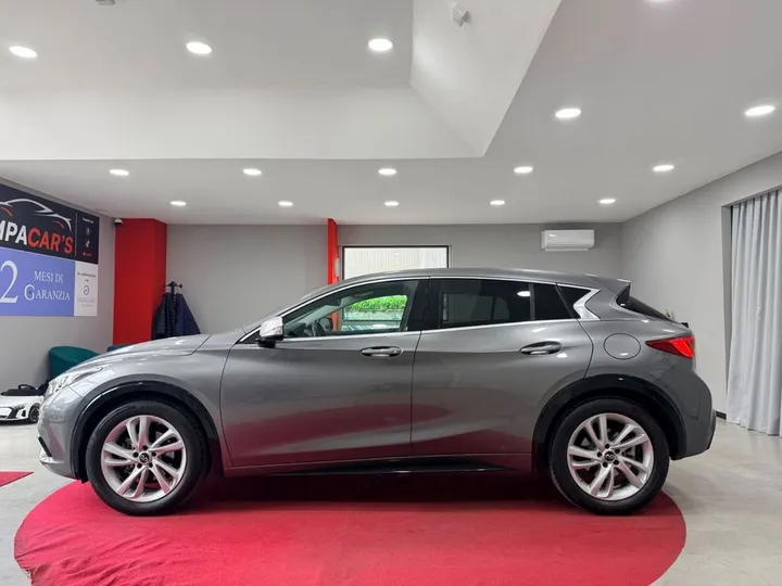 Infiniti Q30