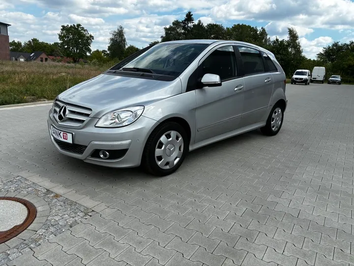 Mercedes-Benz B 180