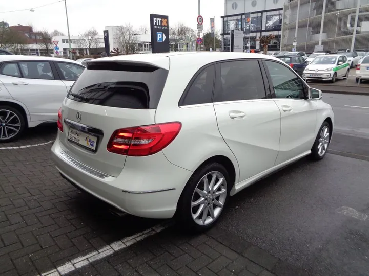 Mercedes-Benz B 180