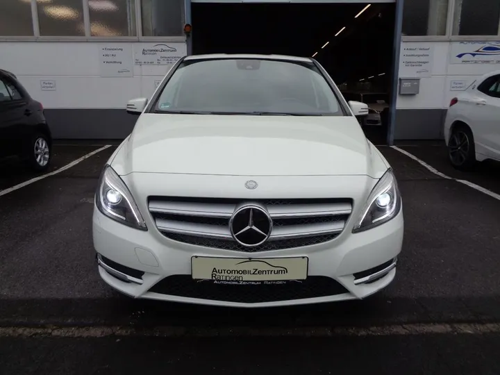 Mercedes-Benz B 180